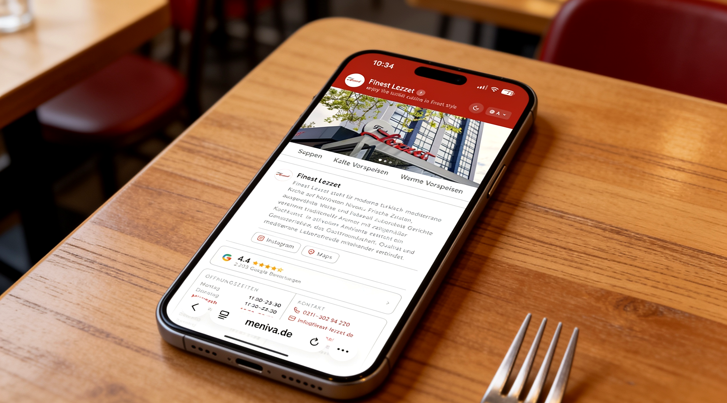 Smartphone auf einem Restauranttisch mit geöffneter Meniva-Speisekarte